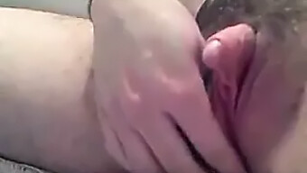 Intenso primo piano di una ragazza amatoriale che raggiunge il super orgasmo