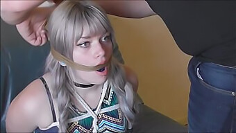 Giovani ragazze esplorano il BDSM come bambole bondage amatoriali