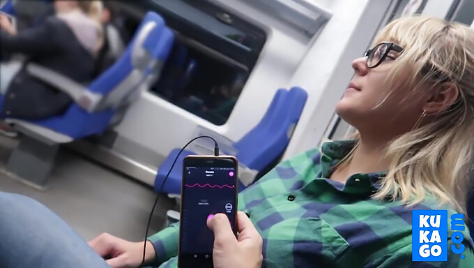 Experimenta un paseo en tren para recordar con un orgasmo femenino público