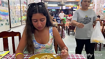 Katty si gode un pasto in un ristorante asiatico mentre si mostra senza intimo e inumidisce i suoi genitali per gli spettatori