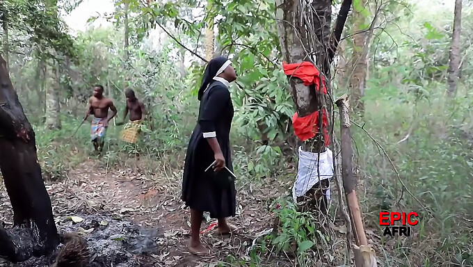 Чернокожие мужчины наслаждаются миссионерской пиздой на улице.