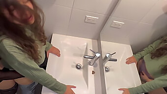 Ongeremde openbare seks op een familiebijeenkomst in het toilet