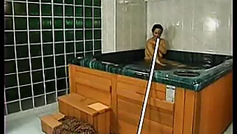 Madura com barba por fazer aproveita o sexo anal à beira da piscina (Camaster)