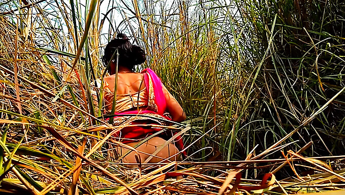 Public sex with Indian housewife in the jungle