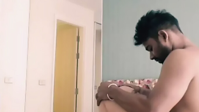 Vídeo POV de un chico blanco follando con su novia india en una habitación de hotel en San Valentín