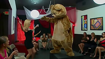 Una noche salvaje en el club con un oso bailarín y sus compañeras tetonas