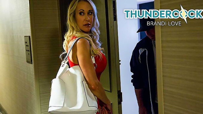 Brandi Love, une MILF séduisante, fait plaisir à un homme bien membré avec ses compétences orales