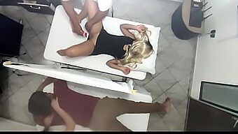 Esposa bonita recebe massagem erótica do médico enquanto seu marido assiste em casais de massagem