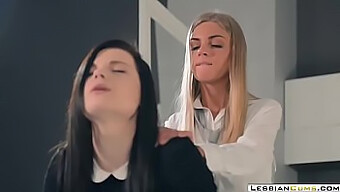 LesbianCUMS.com představuje: Okouzlující lesbičky v sexy podpatcích a prstýncích